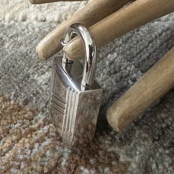 HERMES LOCK CHARM SILVER CADENA 1998 ANNEE ARBRE WITH DUST BAG & COA - Picture 6 of 14